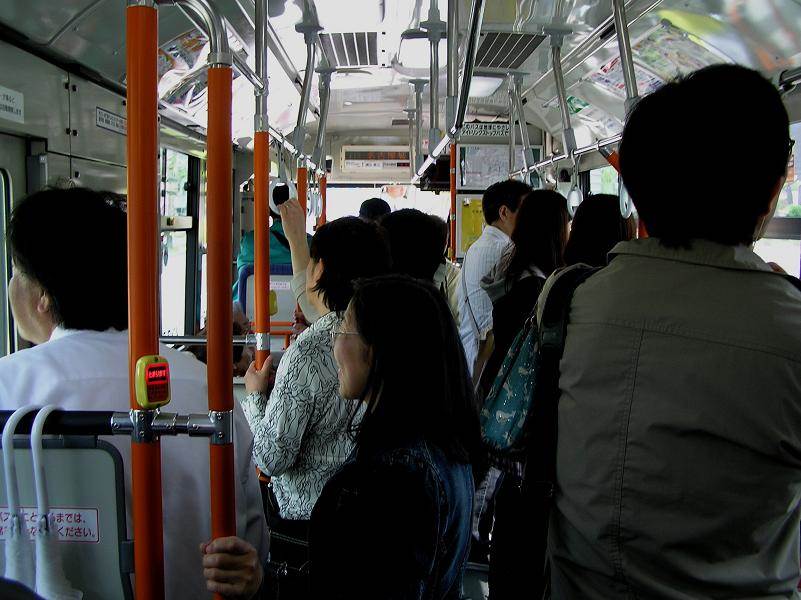 「赤ちゃんは泣くのが仕事です」満員バスで泣き出した赤ちゃん。思わず降車しようとした母に運転手が取った行動が素晴らしい